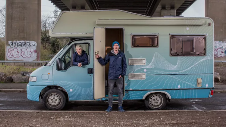 Ένα τροχόσπιτο παρκάρει στο Σταύρος Νιάρχος με ερωτική διάθεση